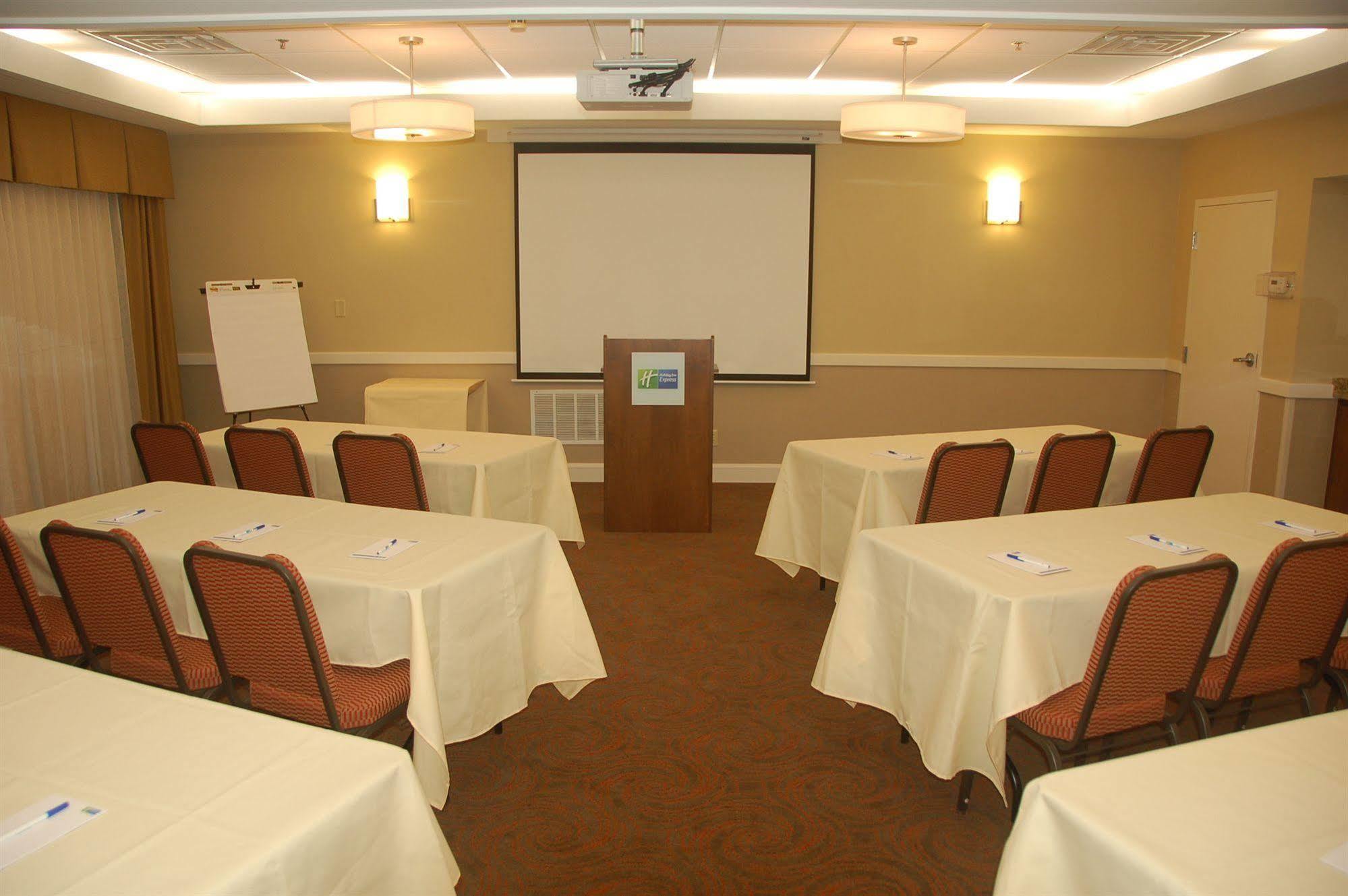 Holiday Inn Express Tifton By Ihg Exterior photo